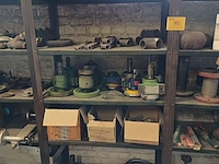 Lot 990 - rek met inhoud - afbeelding 6 van  11