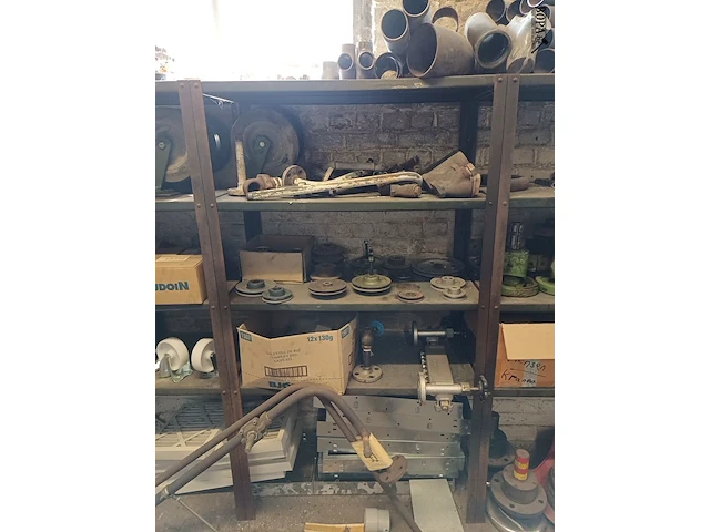 Lot 990 - rek met inhoud - afbeelding 7 van  11
