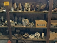 Lot 990 - rek met inhoud - afbeelding 8 van  11