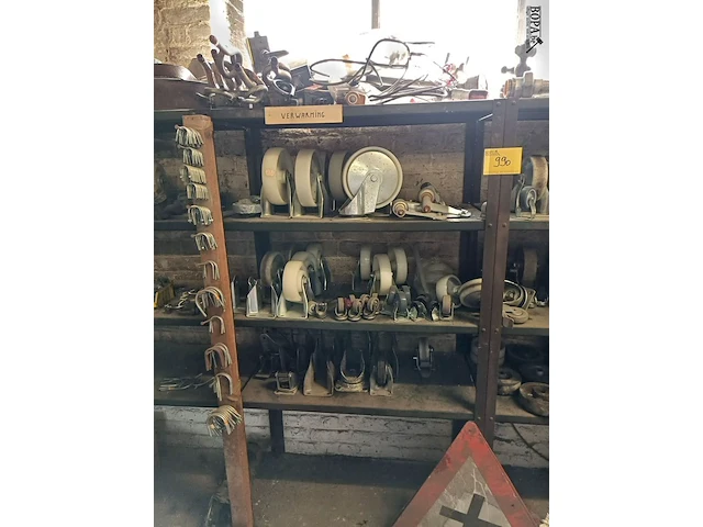 Lot 990 - rek met inhoud - afbeelding 9 van  11