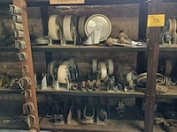 Lot 990 - rek met inhoud - afbeelding 9 van  11