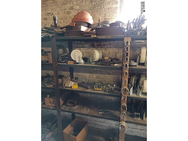 Lot 990 - rek met inhoud - afbeelding 10 van  11