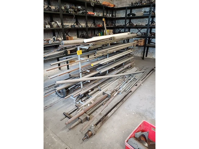 Lot 992 - rek met buizen - afbeelding 1 van  4