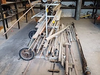 Lot 992 - rek met buizen - afbeelding 2 van  4