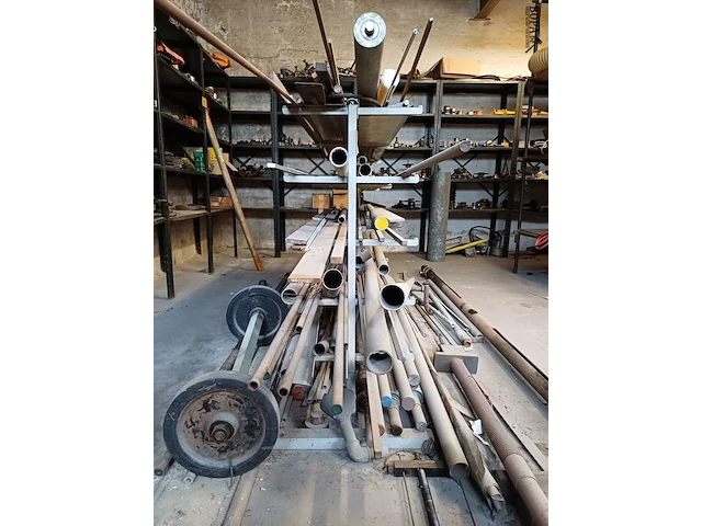 Lot 992 - rek met buizen - afbeelding 3 van  4