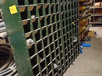 Lot 993 - sorteerrek met inhoud. 2 stuks - afbeelding 1 van  8