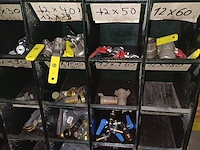 Lot 993 - sorteerrek met inhoud. 2 stuks - afbeelding 3 van  8