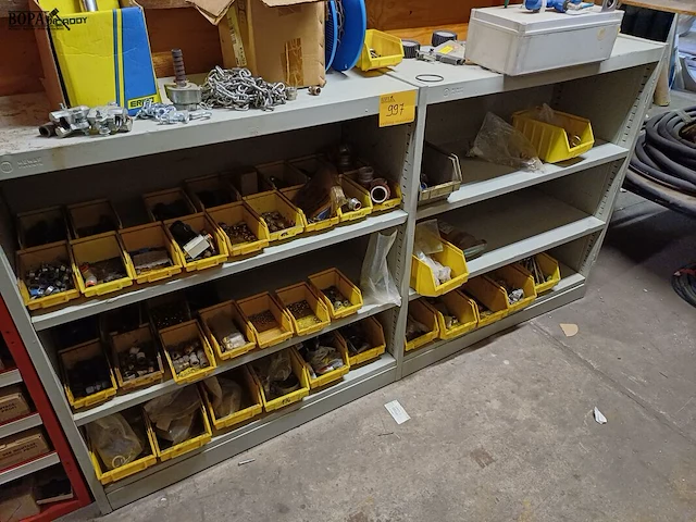 Lot 997 - metalen kast met inhoud. 2 stuks - afbeelding 1 van  3