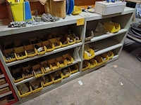 Lot 997 - metalen kast met inhoud. 2 stuks - afbeelding 1 van  3