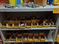Lot 997 - metalen kast met inhoud. 2 stuks - afbeelding 2 van  3