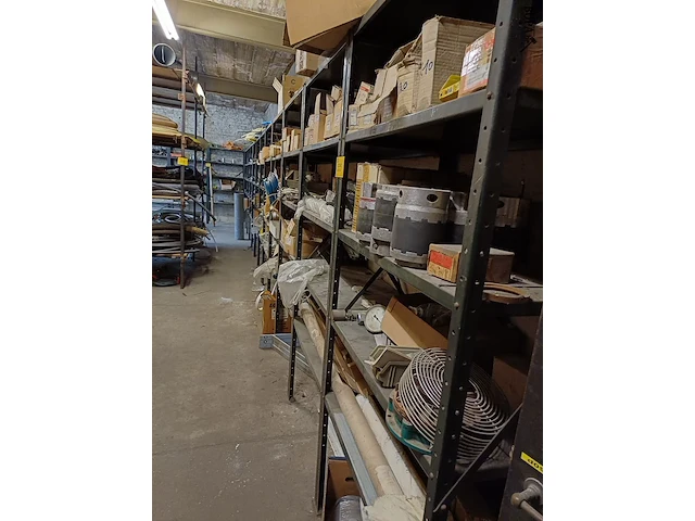 Lot 999 - rek met inhoud - afbeelding 1 van  25
