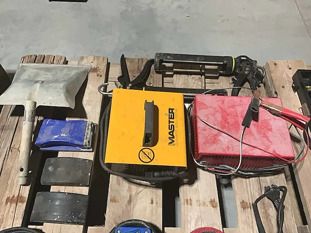 Lot aannemersmateriaal - afbeelding 7 van  17