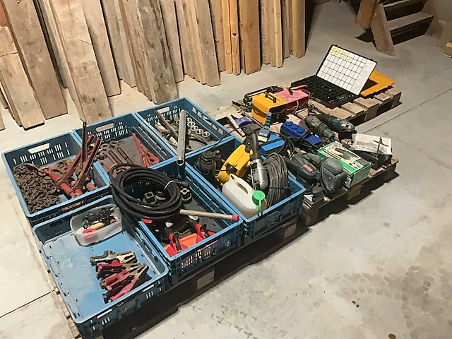 Lot aannemersmateriaal - afbeelding 1 van  17