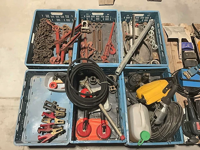 Lot aannemersmateriaal - afbeelding 10 van  17