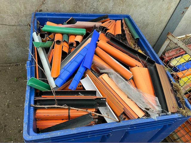 Lot afdekpannen diverse kleuren (500x) - afbeelding 1 van  2