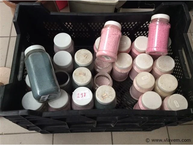 Lot allerlei decoratiemateriaal in box - afbeelding 1 van  2