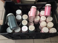 Lot allerlei decoratiemateriaal in box - afbeelding 1 van  2