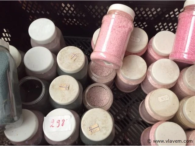 Lot allerlei decoratiemateriaal in box - afbeelding 2 van  2