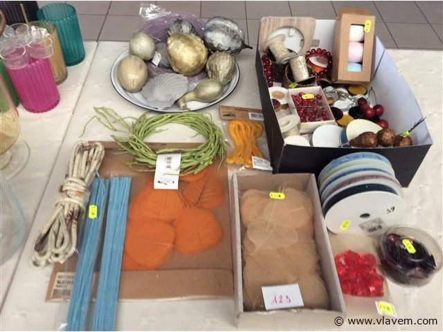 Lot allerlei decoratiemateriaal - afbeelding 1 van  1