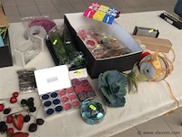 Lot allerlei decoratiemateriaal - afbeelding 1 van  3