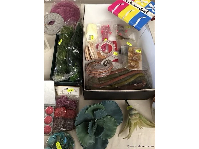 Lot allerlei decoratiemateriaal - afbeelding 2 van  3