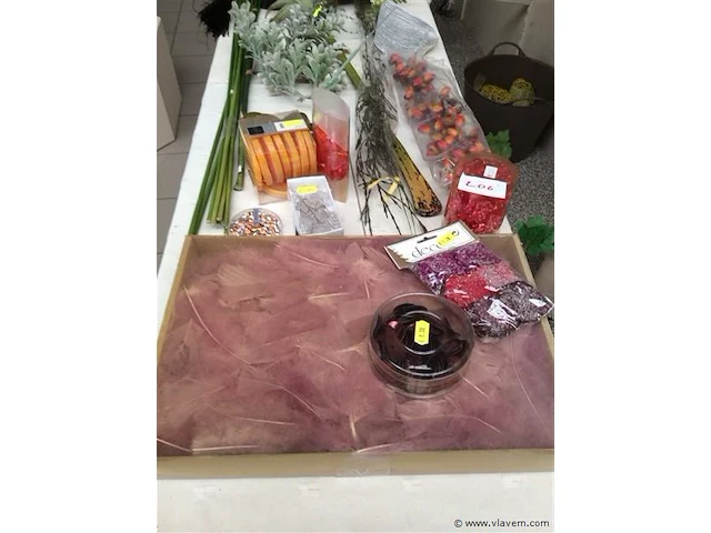 Lot allerlei decoratiemateriaal - afbeelding 1 van  3