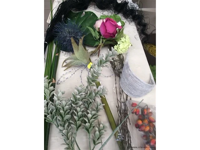 Lot allerlei decoratiemateriaal - afbeelding 2 van  3