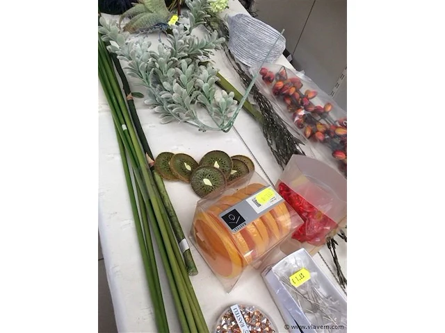 Lot allerlei decoratiemateriaal - afbeelding 3 van  3