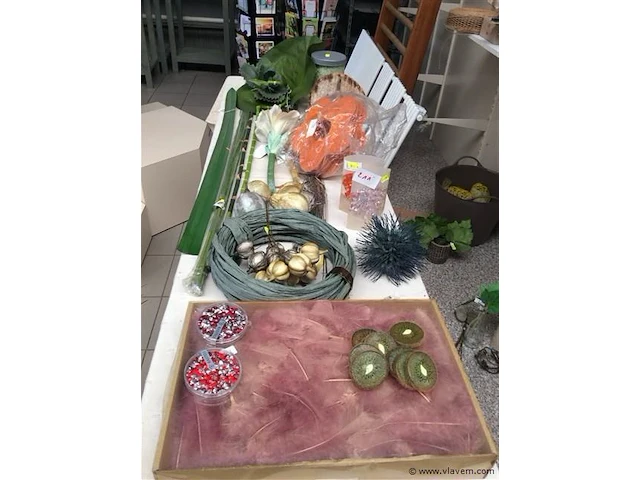Lot allerlei decoratiemateriaal - afbeelding 1 van  3