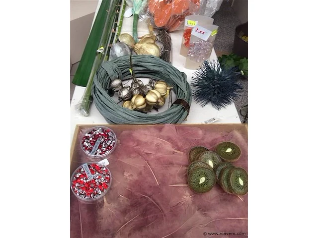 Lot allerlei decoratiemateriaal - afbeelding 2 van  3
