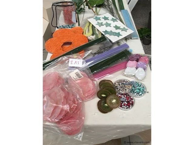 Lot allerlei decoratiemateriaal - afbeelding 2 van  4