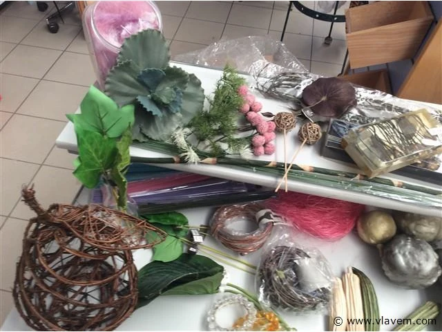 Lot allerlei decoratiemateriaal - afbeelding 2 van  5
