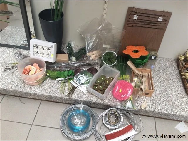 Lot allerlei decoratiemateriaal - afbeelding 1 van  4