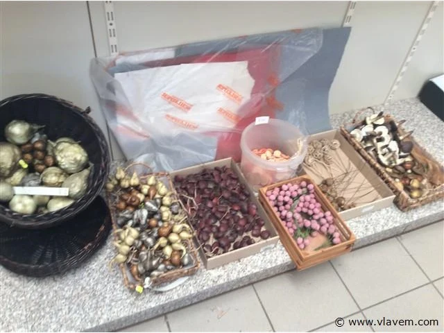 Lot allerlei decoratiemateriaal - afbeelding 1 van  4