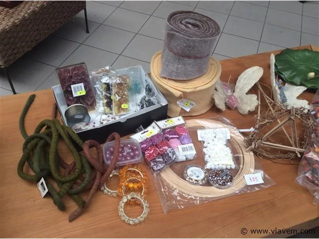 Lot allerlei decoratiemateriaal - afbeelding 2 van  3