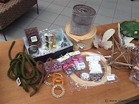 Lot allerlei decoratiemateriaal - afbeelding 2 van  3