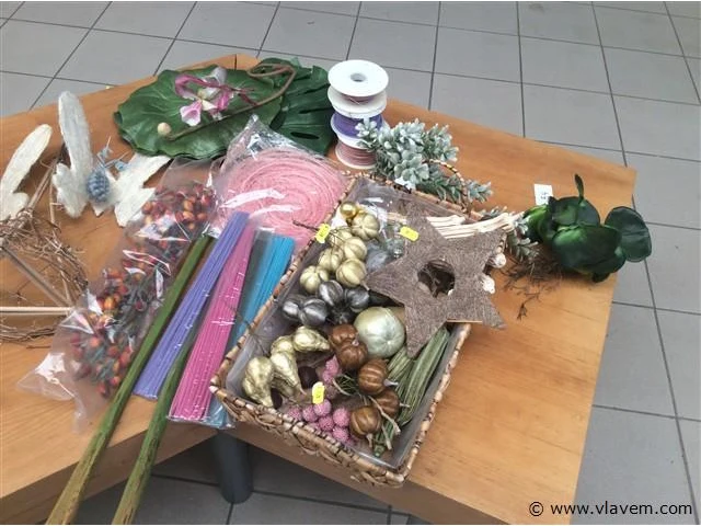 Lot allerlei decoratiemateriaal - afbeelding 3 van  3