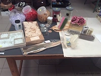 Lot allerlei decoratiemateriaal - afbeelding 1 van  5