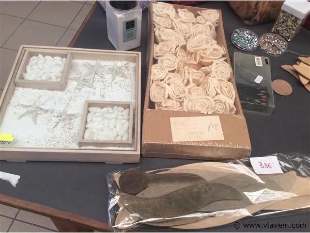 Lot allerlei decoratiemateriaal - afbeelding 2 van  5