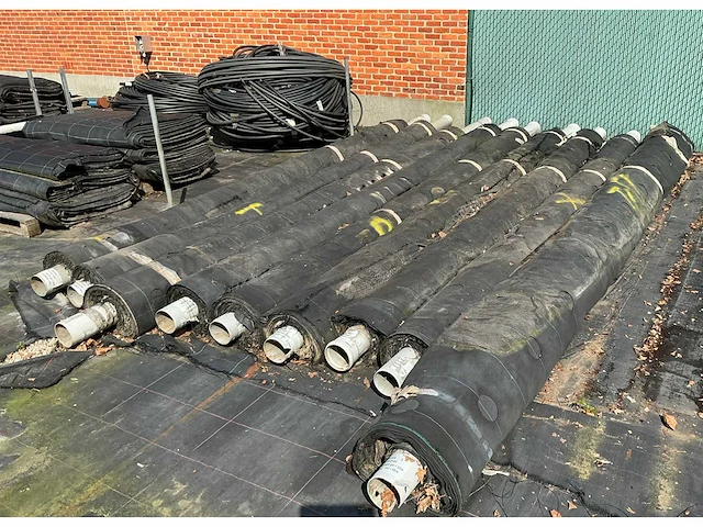 Lot antiworteldoek met plantgaten overige teeltmateriaal; - afbeelding 1 van  3