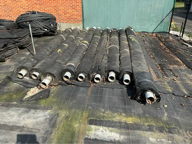 Lot antiworteldoek met plantgaten overige teeltmateriaal; - afbeelding 2 van  3