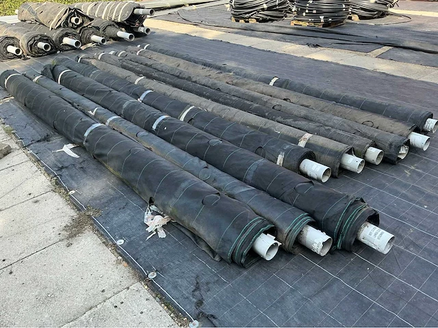 Lot antiworteldoek met plantgaten overige teeltmateriaal; - afbeelding 1 van  4