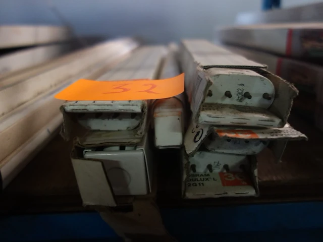 Lot armaturen met lamp - afbeelding 2 van  2
