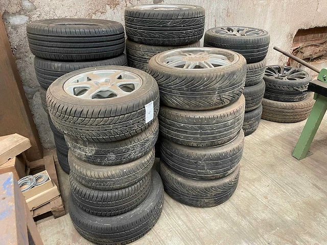 Lot autobanden deels met velg - afbeelding 1 van  2