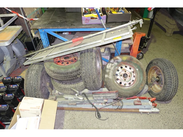 Lot banden, ophanging, licht, wielbeschermers, + kar - afbeelding 1 van  2