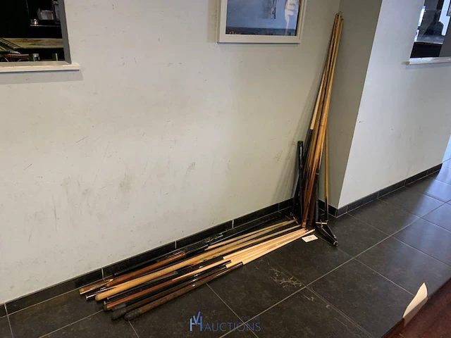 Lot biljartkeu's en hulpstukken - afbeelding 1 van  6
