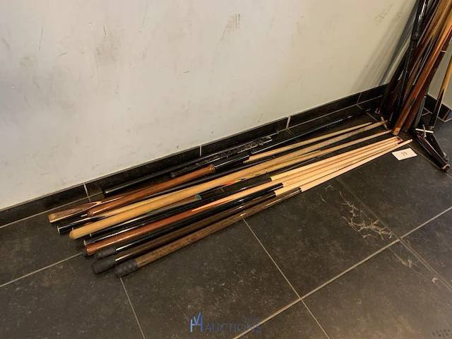 Lot biljartkeu's en hulpstukken - afbeelding 2 van  6