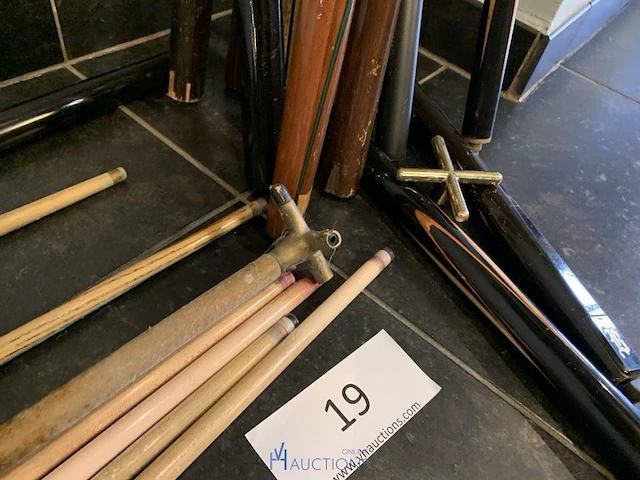 Lot biljartkeu's en hulpstukken - afbeelding 5 van  6