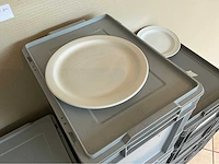 Lot borden en dessertborden in kratten servies, glaswerk en bestek - afbeelding 5 van  5