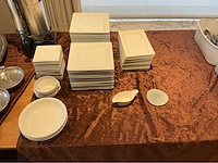 Lot borden, tassen kommen servies, glaswerk en bestek (677x) - afbeelding 2 van  16